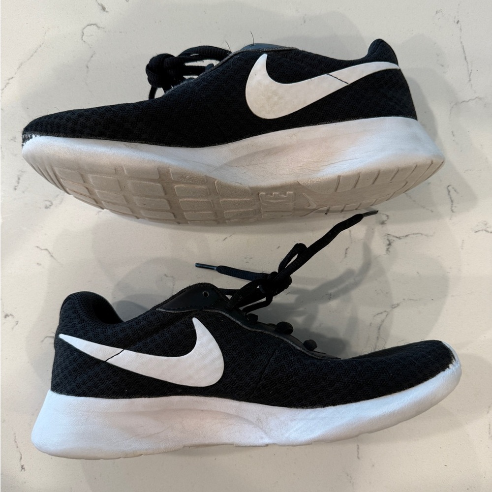 Women’s Nike Black and White, size 7